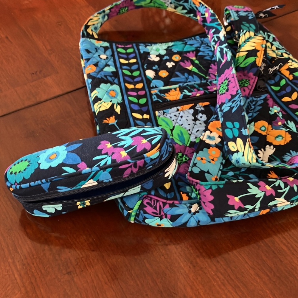 VERA BRADLEY CROSSBODY AND EYE GLASS CASE. VERY CLEAN. STRAP ADJUSTS. EUC